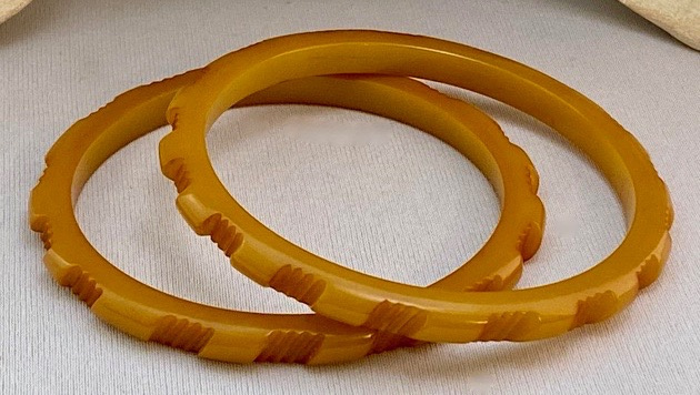 BS22 pr slash carved caramel  bakelite spacer bangles